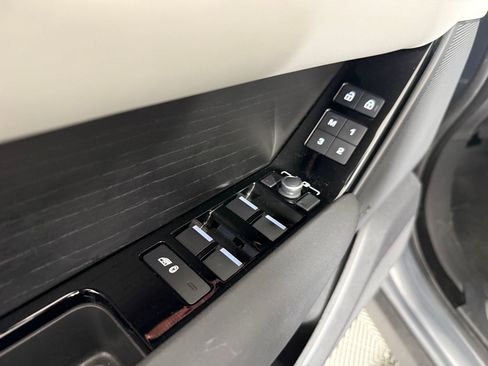 Used 2024 Land Rover Range Rover Velar Dynamic SE image 12