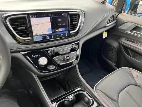 New 2026 Chrysler Pacifica Limited w/ Trailer Tow Group image 12