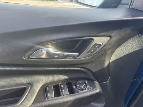 Used 2022 Chevrolet Equinox RS w/ Infotainment Package image 11