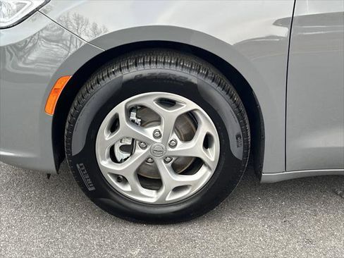 Certified 2024 Chrysler Pacifica Limited FWD image 13