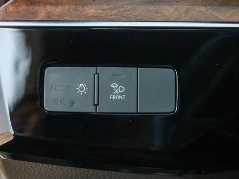 Used 2022 Audi e-tron Premium image 27