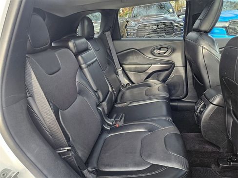 Used 2019 Jeep Cherokee Overland w/ Technology Group image 16