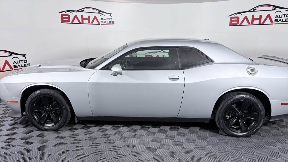Used 2022 Dodge Challenger SXT RWD image 4