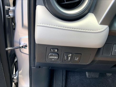 Used 2018 Toyota RAV4 XLE FWD image 32