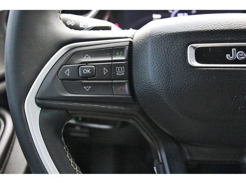 Used 2024 Jeep Grand Cherokee Laredo AWD/4WD image 13