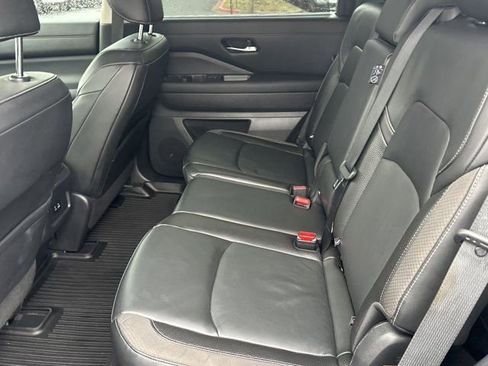 Used 2022 Nissan Pathfinder SL w/ SL Black Package image 22