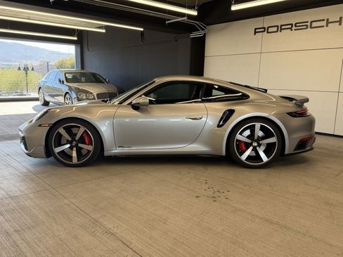 Used 2022 Porsche 911 Turbo image 2