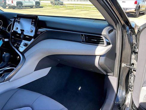 Used 2022 Toyota Camry LE image 18