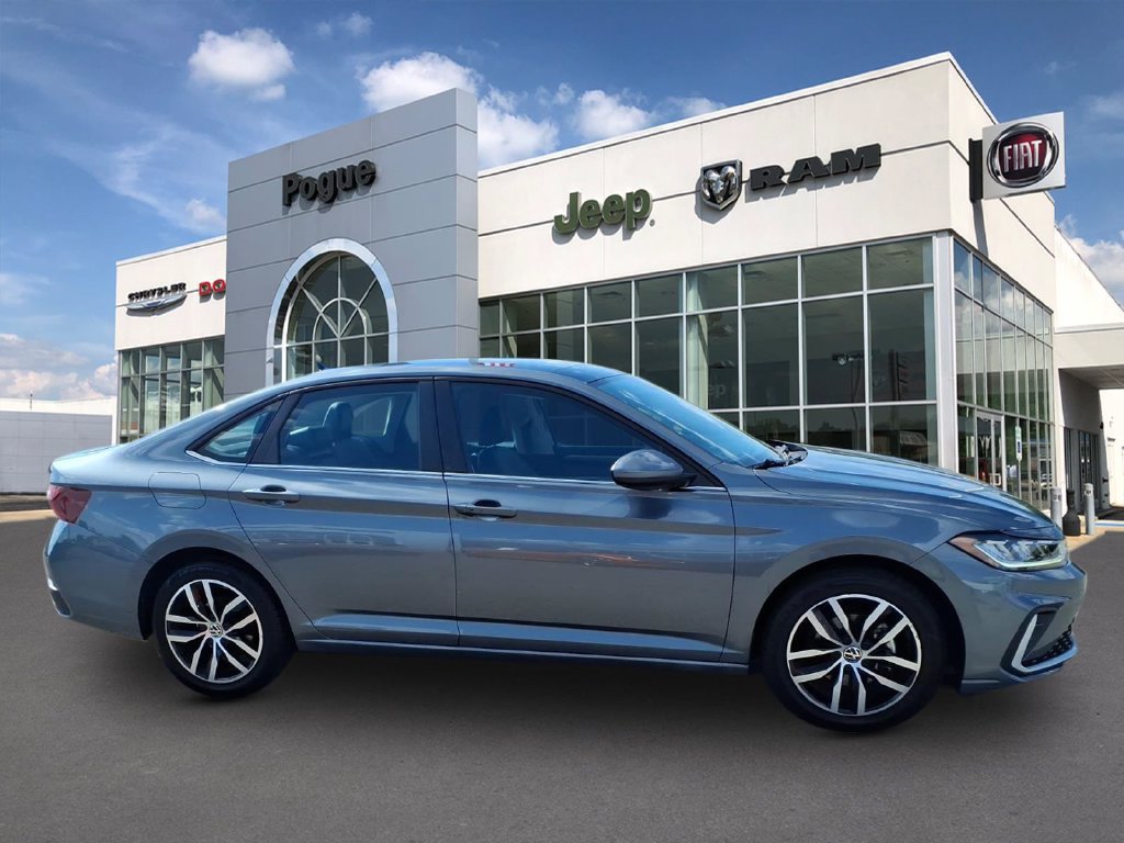 Used 2025 Volkswagen Jetta SE FWD image 2