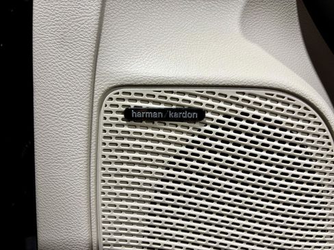 Used 2022 Chrysler Pacifica Limited image 16