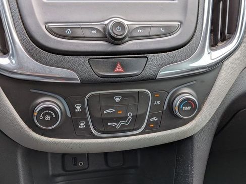 Used 2018 Chevrolet Equinox LS FWD image 25