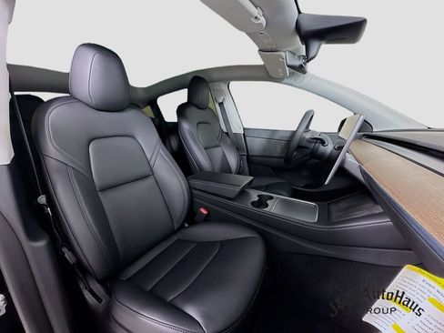 Used 2022 Tesla Model Y Long Range image 32