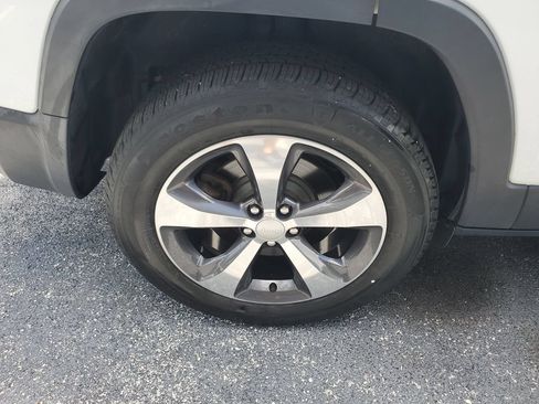 Used 2019 Jeep Cherokee Limited AWD/4WD image 5