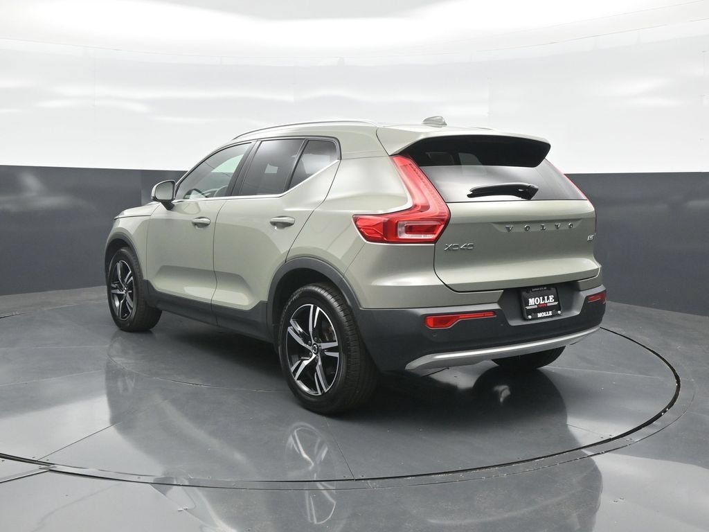 Used 2023 Volvo XC40 B5 Plus AWD/4WD image 5