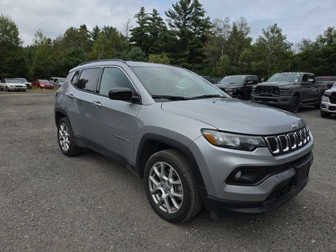 Used 2023 Jeep Compass Latitude AWD/4WD image 3