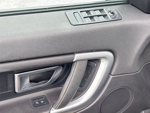 Used 2018 Land Rover Discovery Sport SE image 18