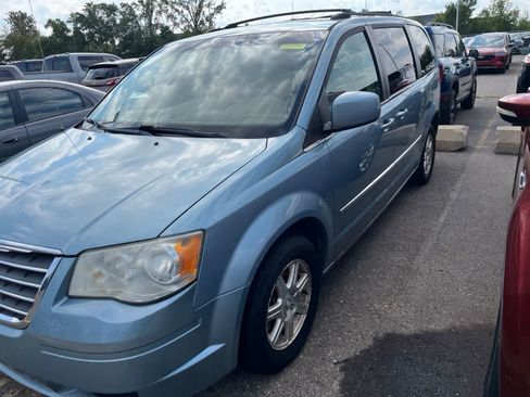 Used 2009 Chrysler Town & Country Touring w/ Family Value Group FWD image 4