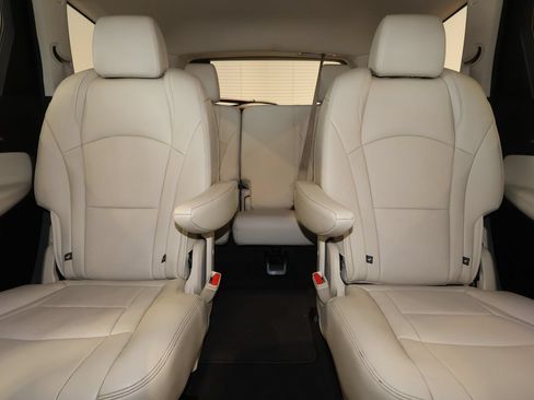 Used 2024 Buick Enclave Essence w/ Sport Touring Edition AWD/4WD image 31