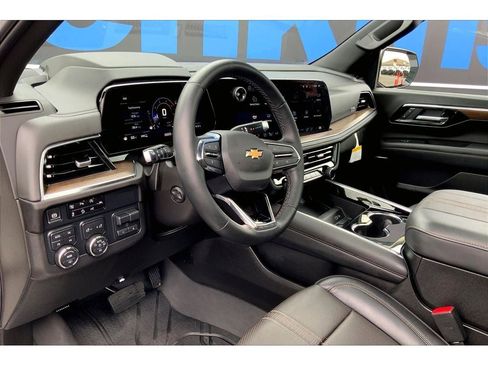 Used 2025 Chevrolet Suburban High Country AWD/4WD image 16