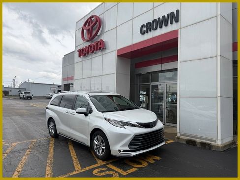 Used 2023 Toyota Sienna Limited FWD image 1