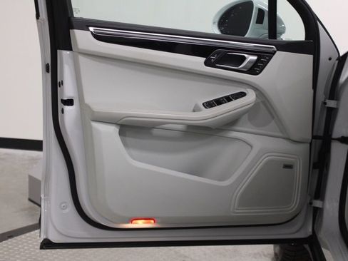 Certified 2022 Porsche Macan AWD/4WD image 17