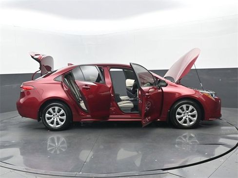 Used 2025 Toyota Corolla LE image 32