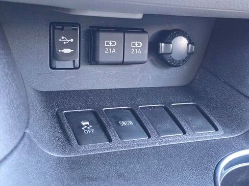 Used 2019 Toyota Highlander XLE FWD image 24