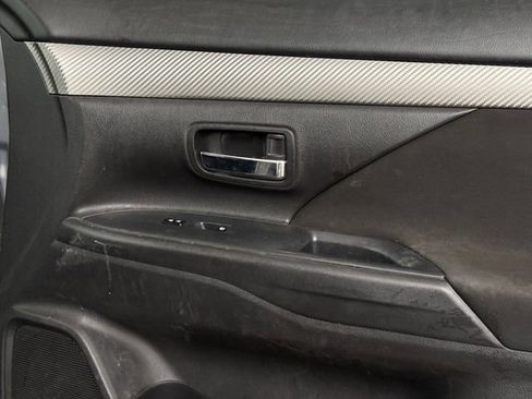 Used 2017 Mitsubishi Outlander SE image 24