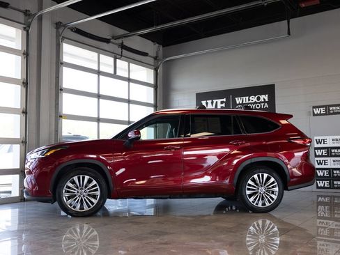 Used 2023 Toyota Highlander Platinum FWD image 1