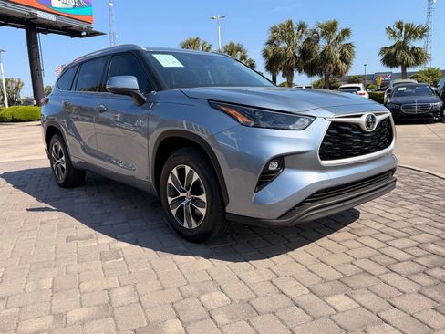 Used 2022 Toyota Highlander XLE image 6