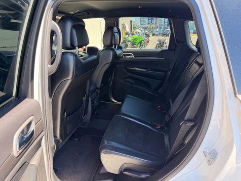 Used 2018 Jeep Grand Cherokee Laredo AWD/4WD image 10