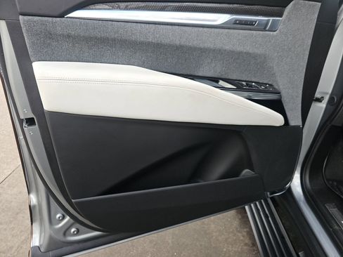 Used 2025 Cadillac Escalade V w/ LPO, ONYX Package image 16