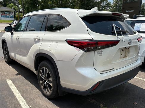 Used 2021 Toyota Highlander XLE AWD/4WD image 2