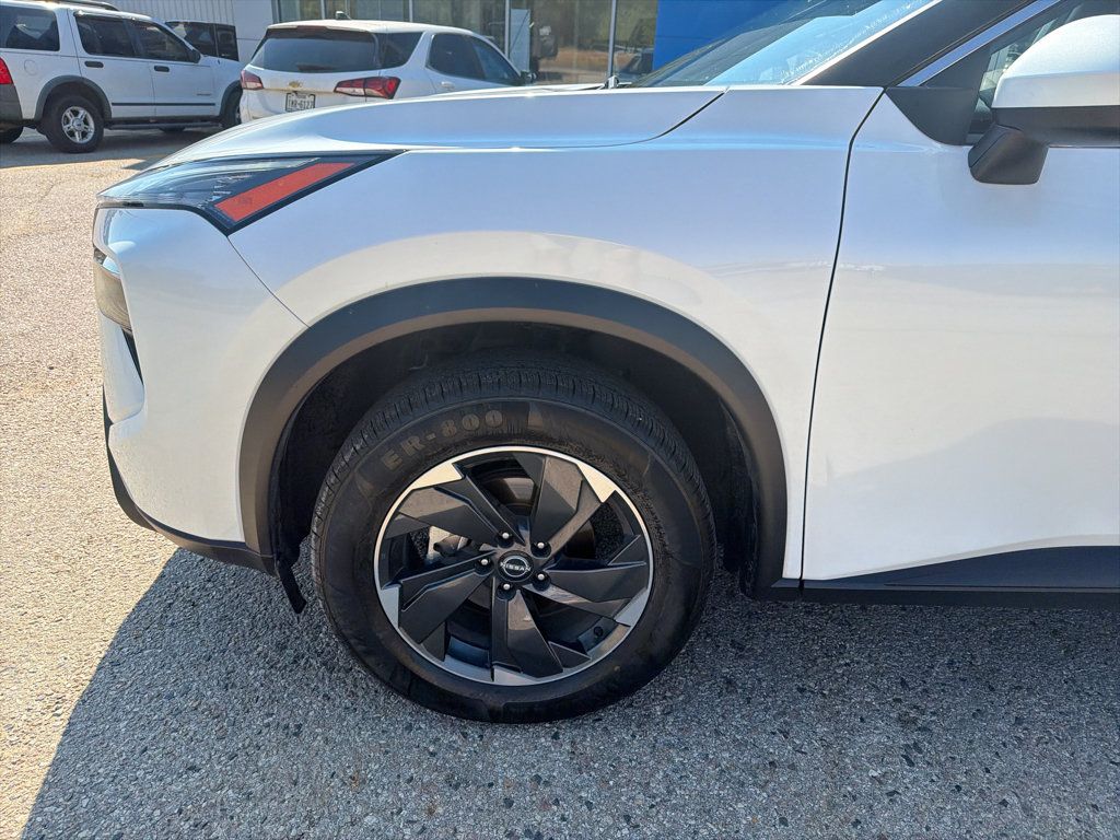 Used 2024 Nissan Rogue SV AWD/4WD image 3