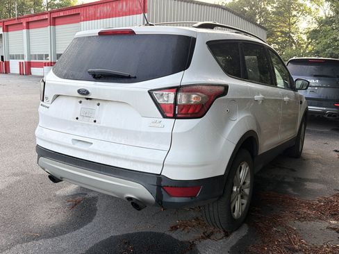 Used 2018 Ford Escape SE w/ Ford Safe & Smart Package FWD image 4