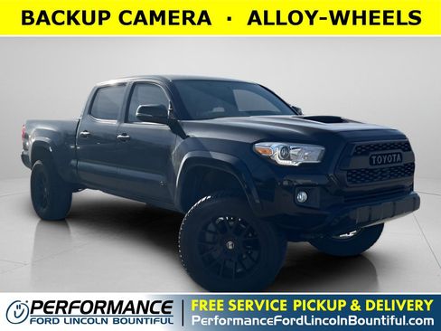 Used 2017 Toyota Tacoma TRD Sport image 1