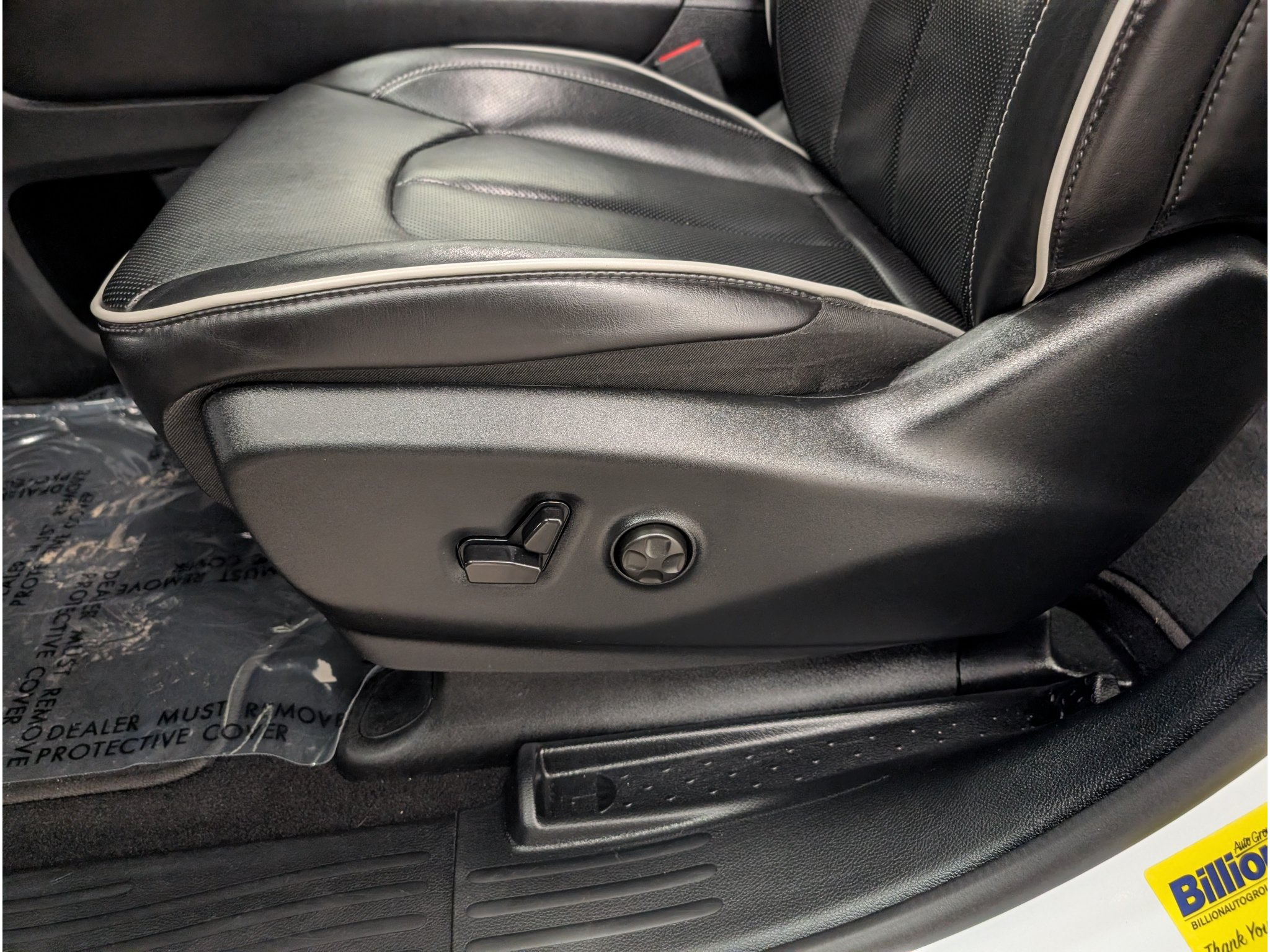 Used 2025 Chrysler Pacifica Limited FWD image 9