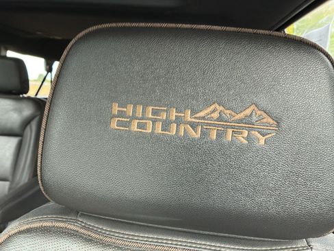 Used 2023 Chevrolet Suburban High Country w/ Advanced Technology Package AWD/4WD image 28