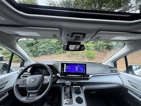 Used 2025 Toyota Sienna XLE FWD image 18