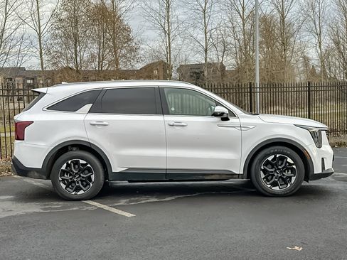 Used 2024 Kia Sorento S image 2