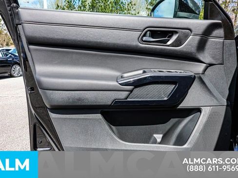Used 2025 Nissan Pathfinder S image 53