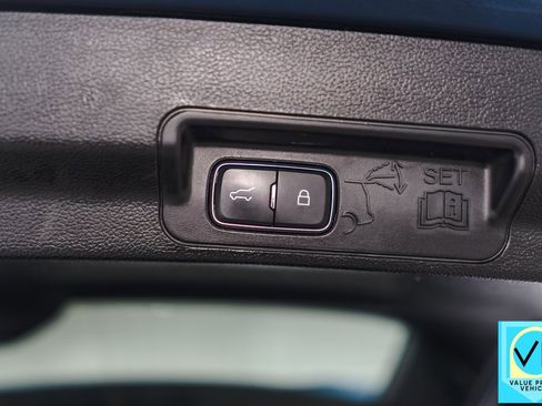 Used 2020 Ford Explorer XLT image 38