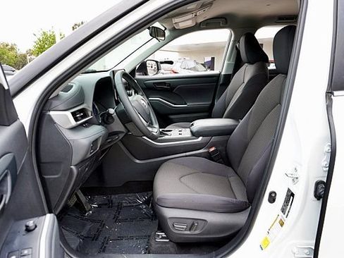 Used 2023 Toyota Highlander LE AWD/4WD image 21