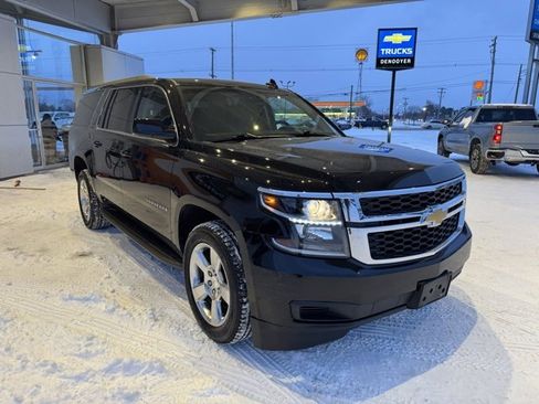 Used 2016 Chevrolet Suburban LT image 3