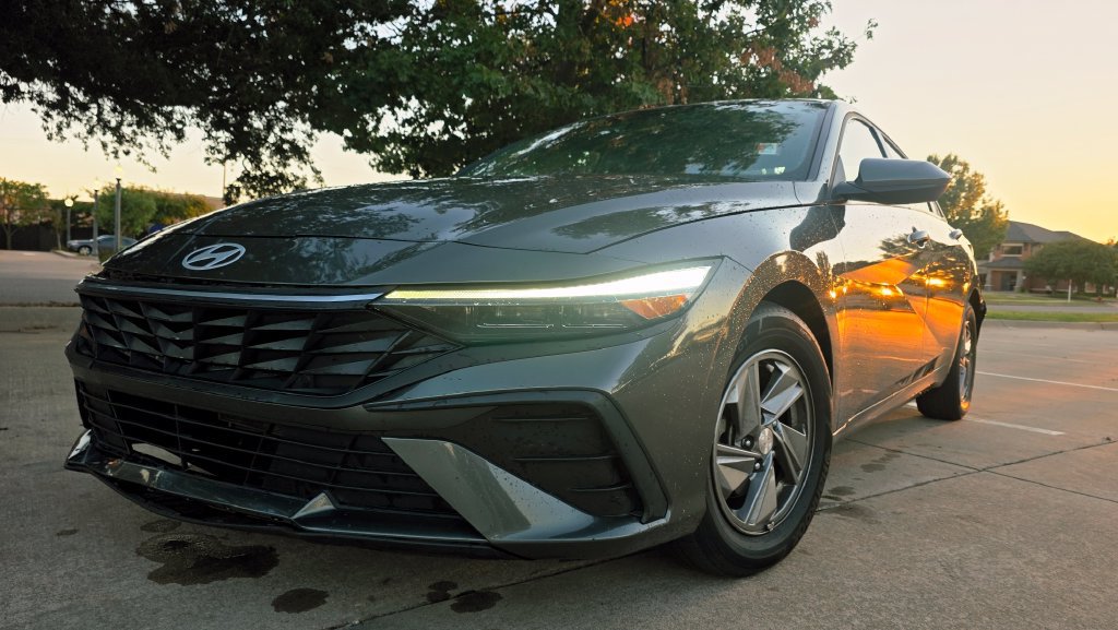 Certified 2025 Hyundai Elantra SE FWD image 2