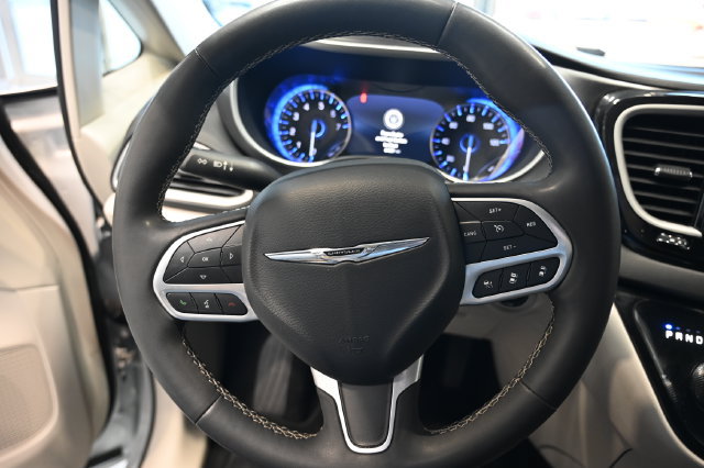 Used 2024 Chrysler Pacifica Touring-L FWD image 24