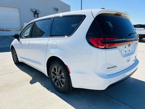 New 2026 Chrysler Pacifica Select w/ Quick Order Package 2EV image 39
