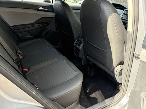 Used 2024 Volkswagen Taos SE image 31