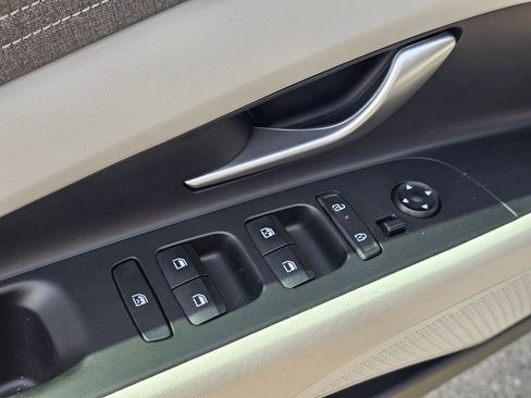 Used 2025 Hyundai Elantra Limited FWD image 23