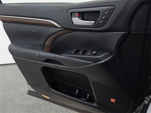 Used 2015 Toyota Highlander Limited image 26